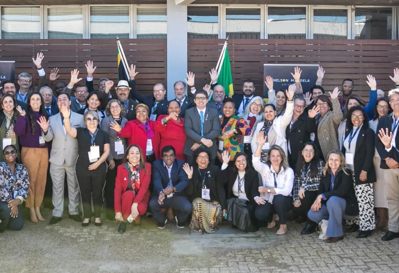 Seis integrantes da associação visitaram a mostra, e a assinatura