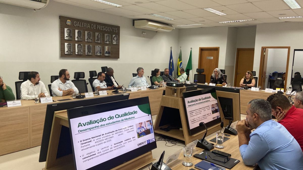 Reitora da Unemat profere palestra no CEE-MT sobre formação médica